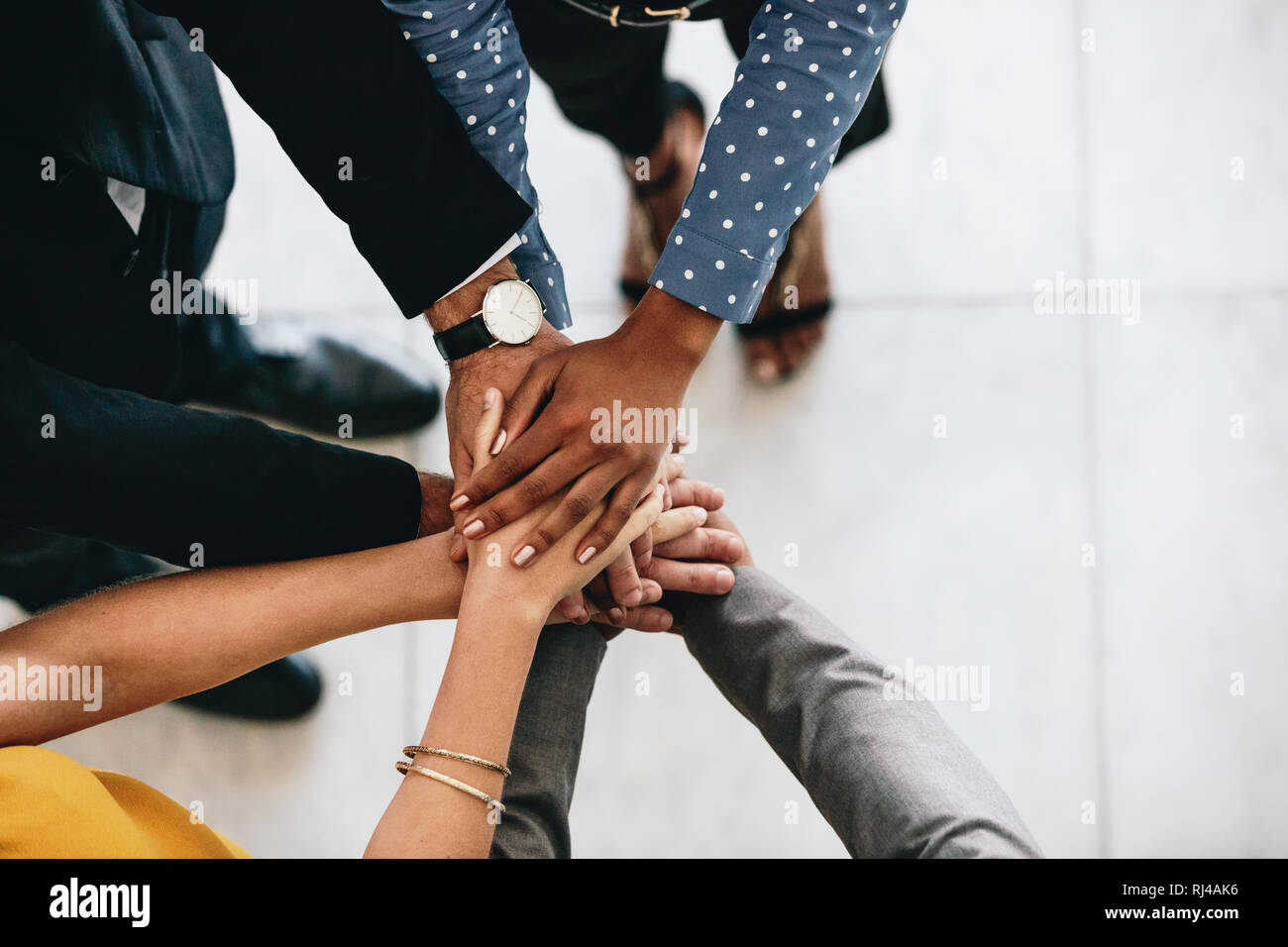 Primo piano delle mani del team aziendale impilate. colleghi d'affari che dimostrano unità. Foto Stock