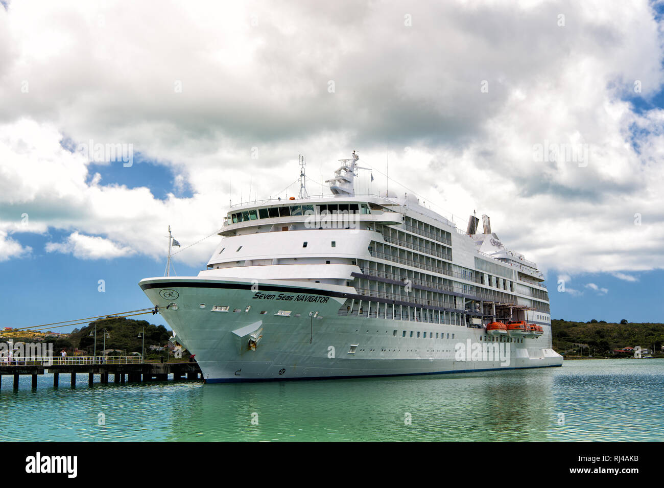 St. Johns, Antigua - Marzo 5, 2016 : Seven Seas Navigator ampia e lussuosa nave da crociera con allservices e pieno di intrattenimento presso il porto di st. Jons, Antigua a giornata di sole Foto Stock