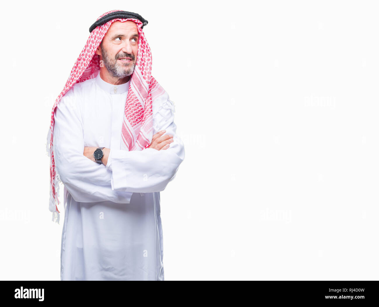 Senior uomo arabo indossando keffiyeh su sfondo isolato sorridente cercando lato e lo sguardo lontano pensando. Foto Stock