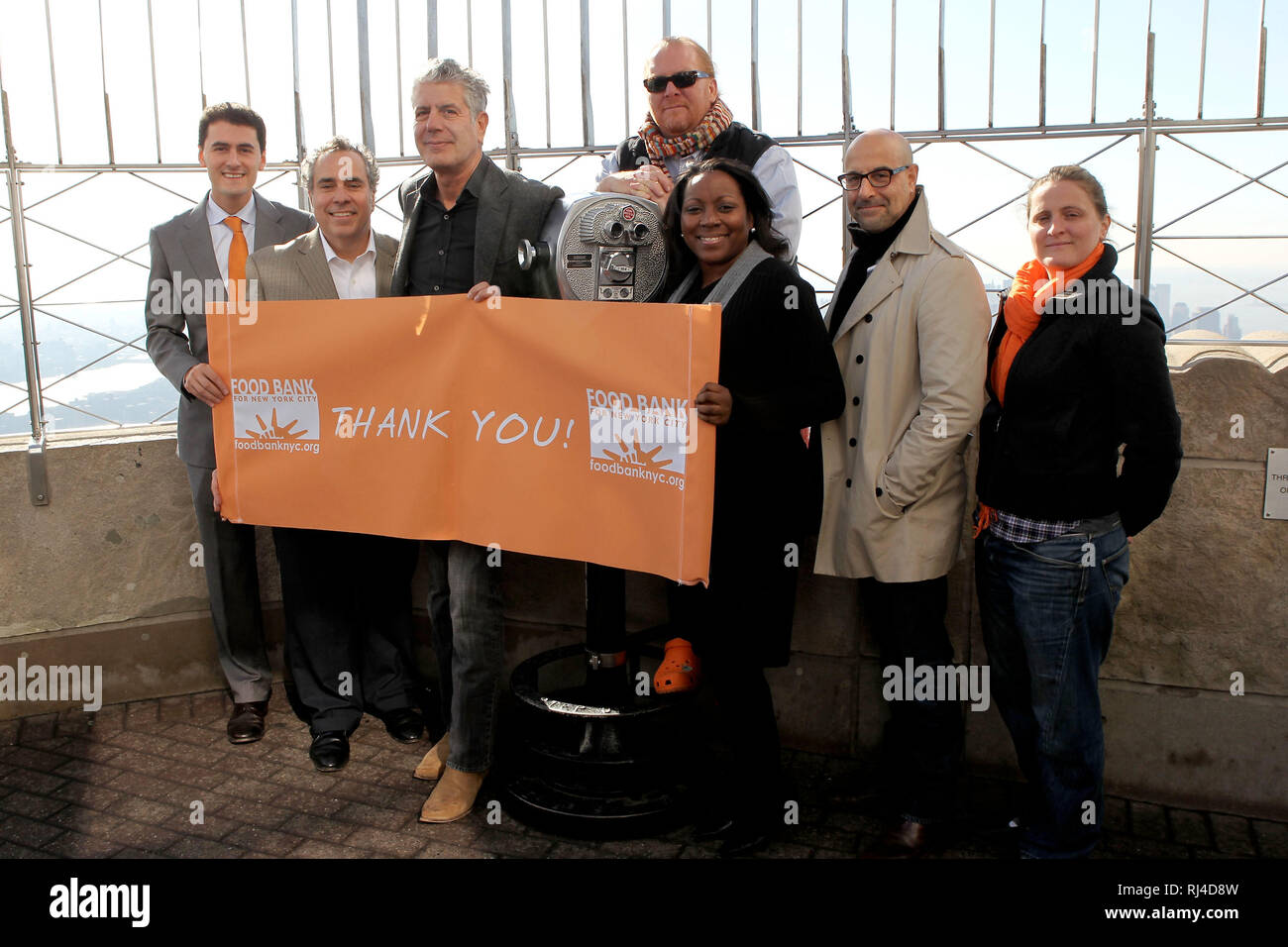 New York, Stati Uniti d'America. 01 Nov, 2011. Ken Biberaj, Michael Lomonaco, Anthony Bourdain, Mario Batali, Margarette Purvis, Stanley Tucci e Aprile Bloomfield, si pone sul ponte di osservazione presso il Martedì, Novembre 1, 2011 Food Bank per New York City Lights Empire State Building arancione per fame consapevolezza all'Empire State Building di New York, Stati Uniti d'America. Credito: Steve Mack/S.D. Mack foto/Alamy Foto Stock