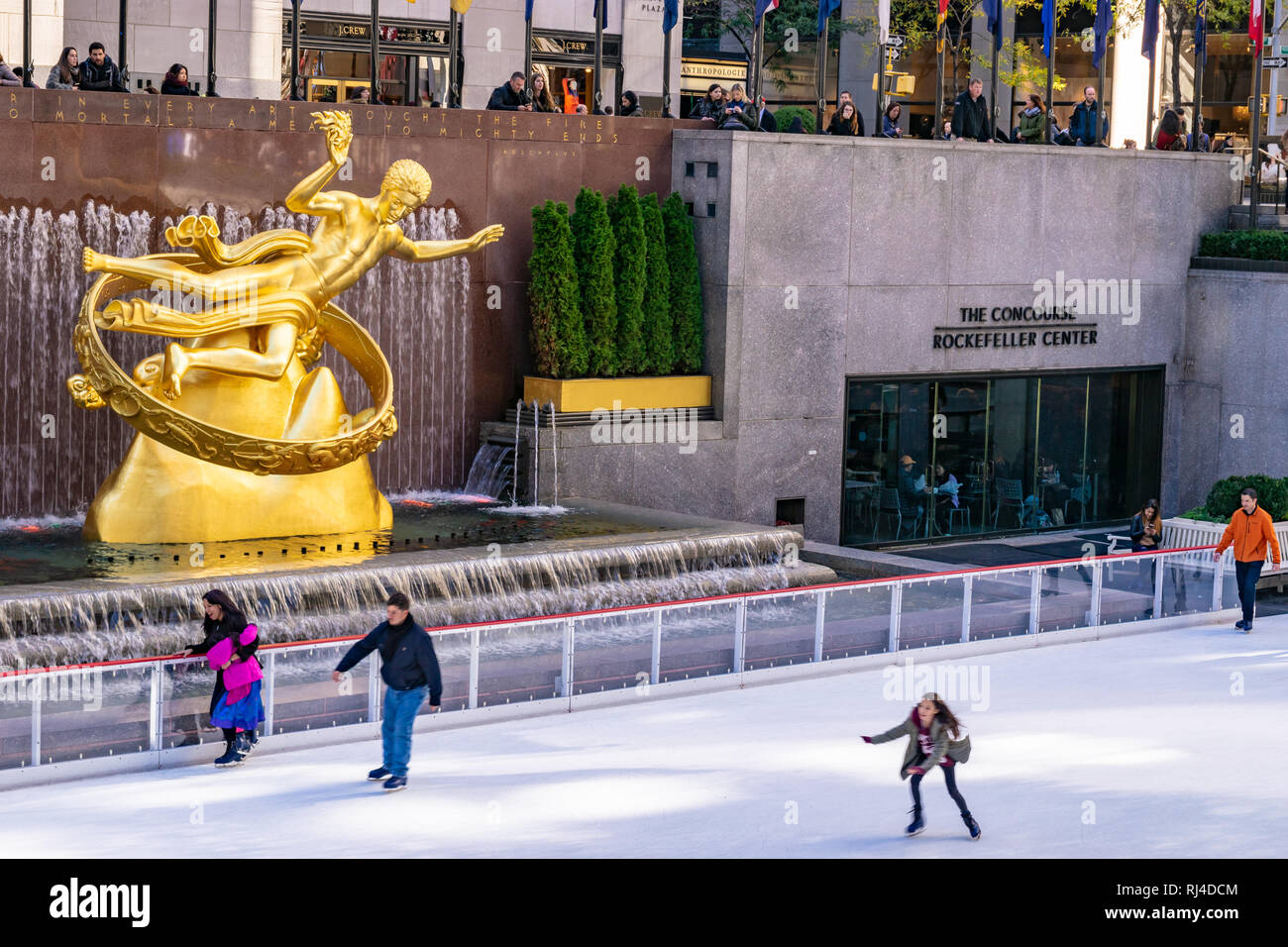 New York - 17 Ottobre 2016: persone pattinaggio dalla Prometeo scultura al Rockefeller Center pista di pattinaggio, un punto di riferimento storico di Manhattan, NY Foto Stock