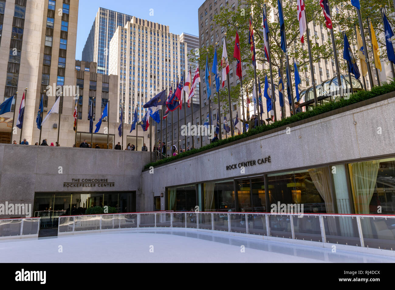 New York - 17 Ottobre 2016: al di fuori del centro di Rock Cafe al Concourse, il Rockefeller Center pista di pattinaggio, a Manhattan, New York City Foto Stock