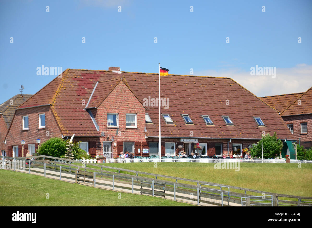 Deutschland, Schleswig-Holstein, Nordsee, Wattenmeer, Hallig, Nordstrandischmoor, Warft Foto Stock