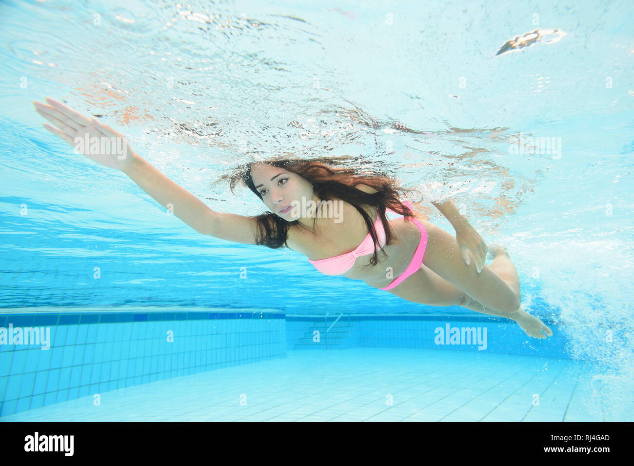 Frau e Jung, Bikini, Freibad, Unterwasser, schwimmen Foto Stock