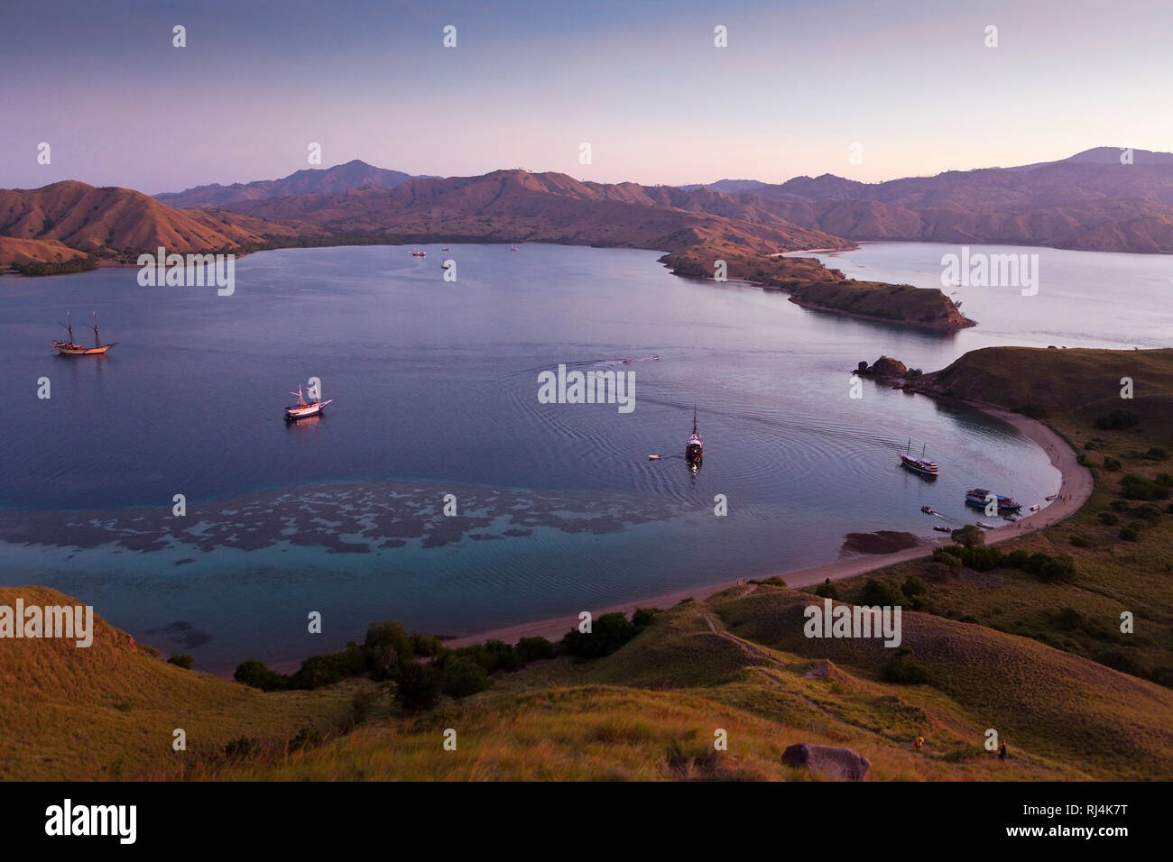 Blick ueber die Bucht von Gili Lawa Darat, Komodo Nationalpark, Indonesien Foto Stock