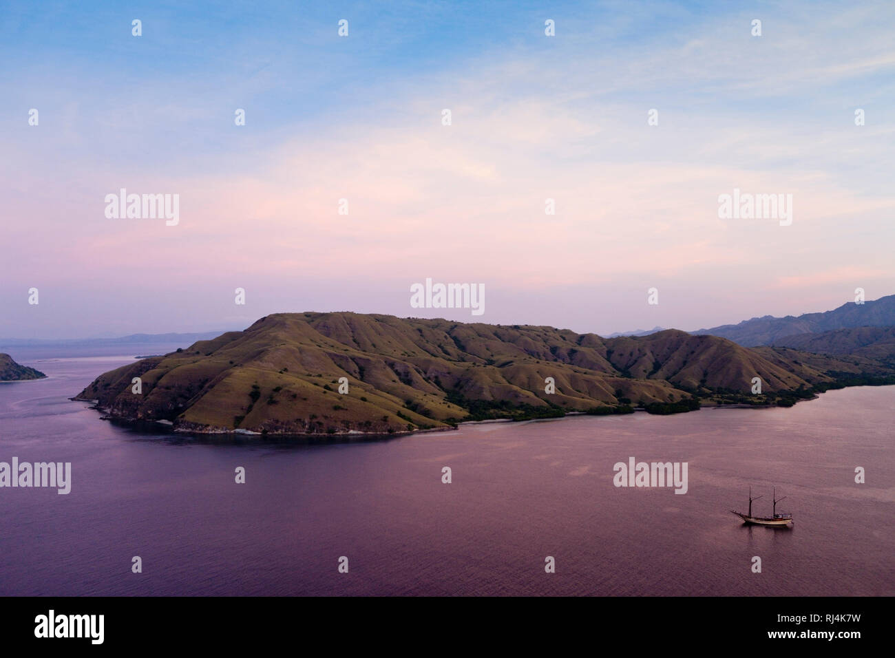 Blick ueber die Bucht von Gili Lawa Darat, Komodo Nationalpark, Indonesien Foto Stock
