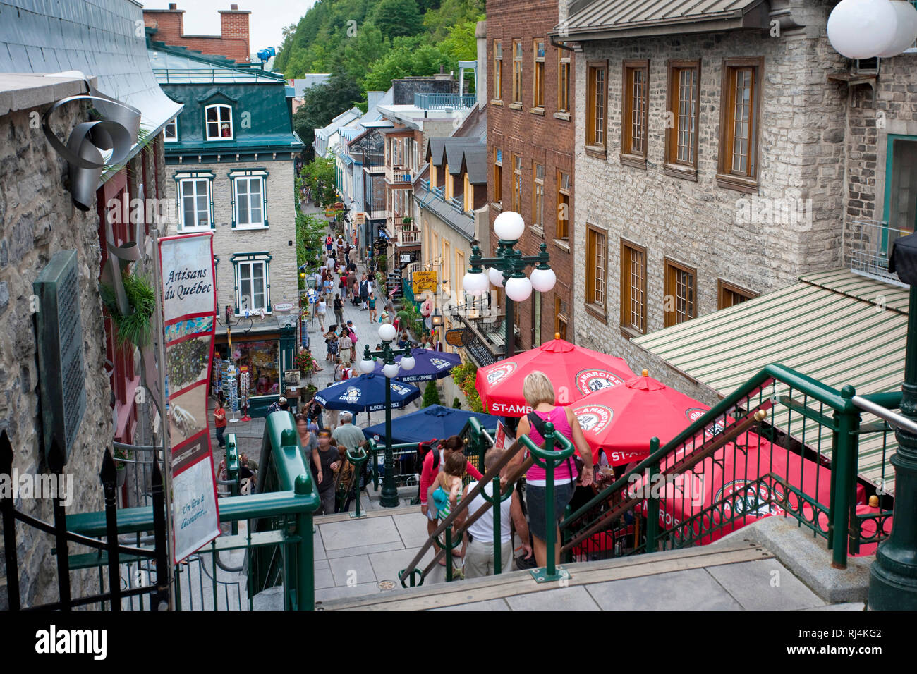 I turisti in giro per la Città Vecchia, America del nord, Canada Quebec Quebec City, Rue du Petit Champlain, Quebec City è la capitale della provincia di qu Foto Stock