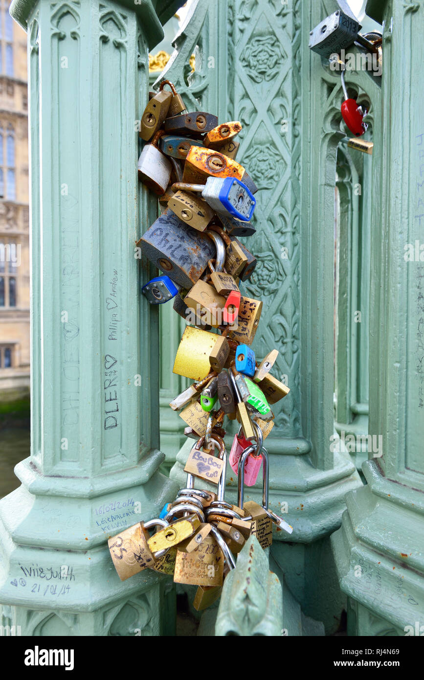Liebesschlösser hängen am Geländer der Westminster Bridge di Londra Foto Stock