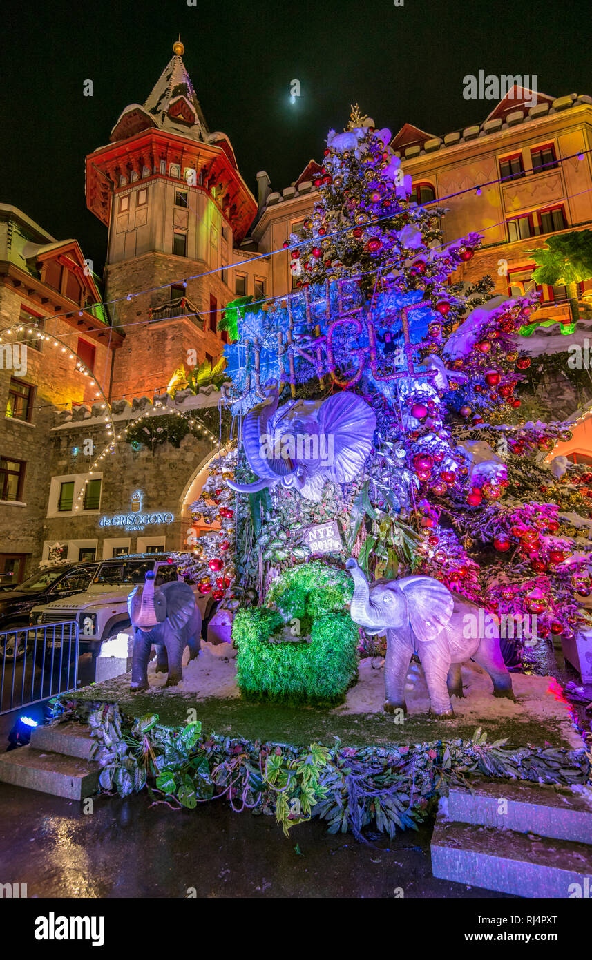 Decorazione del nuovo anno 2018, Badrutt's Palace Hotel di notte, Svizzera Foto Stock