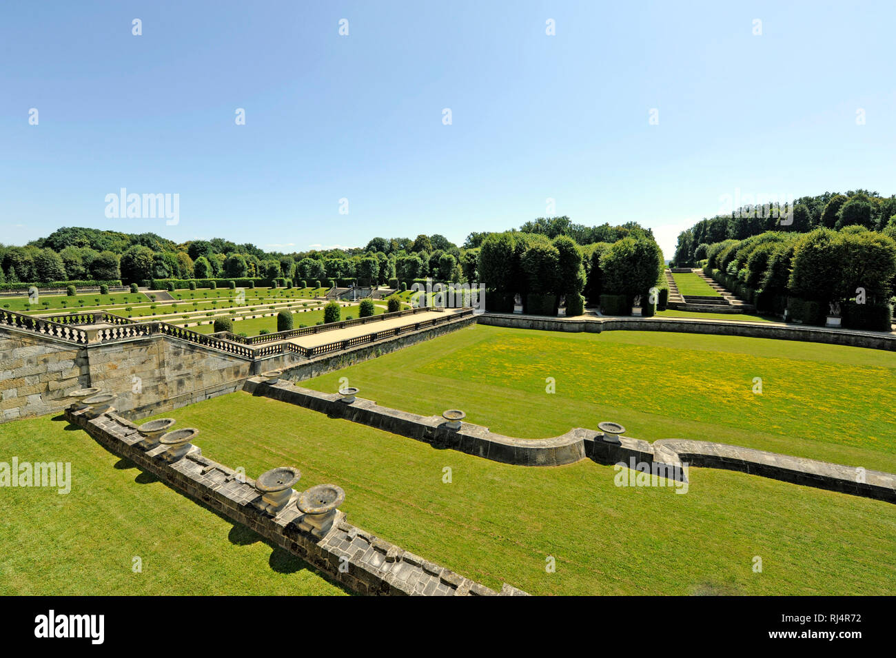 Barockgarten Gro?sedlitz, Blick ?ber das Eisbassin zu Waldkaskade und Steinernes Meer, link hin?ber zum Unteren Orangerieparterre mit der Stillen Mus Foto Stock