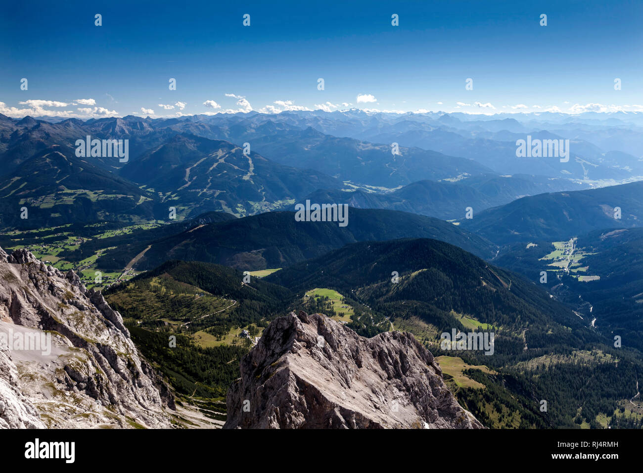 Blick vom Dachsteinmassiv Richtung Ennstal, Steiermark, ?sterreich Foto Stock