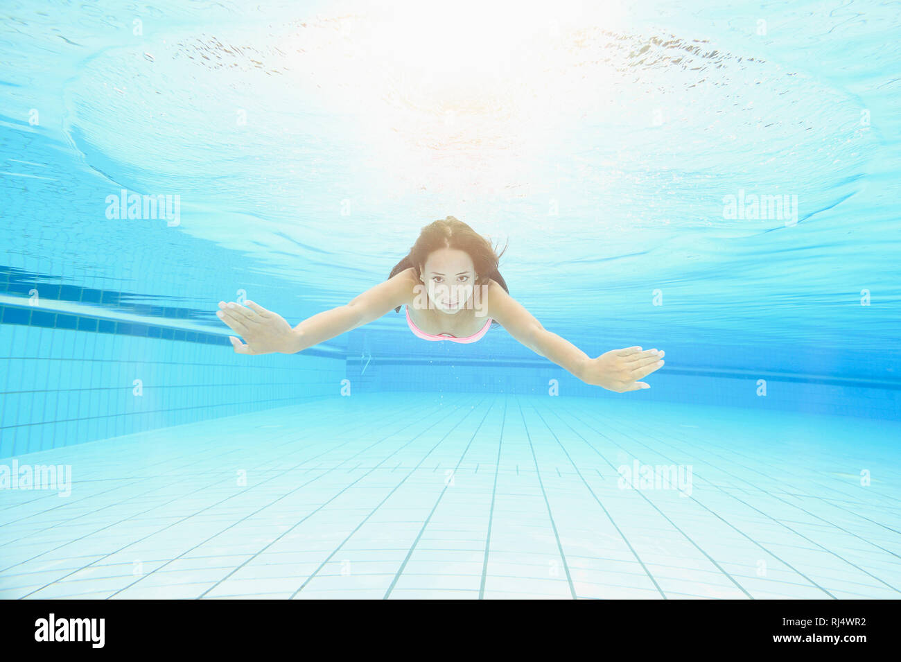 Frau e Jung, Bikini, Freibad, Unterwasser, frontale schwimmen, Blick Kamera Foto Stock