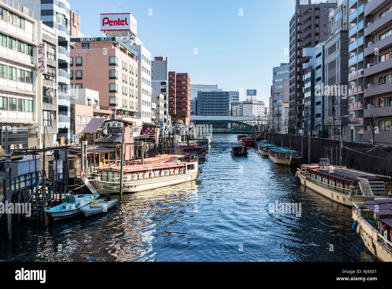 Fiume Kanda vista dal ponte di Asakusabashi verso ponte Yanagibashi, Taito-Ku, Tokyo, Giappone Foto Stock