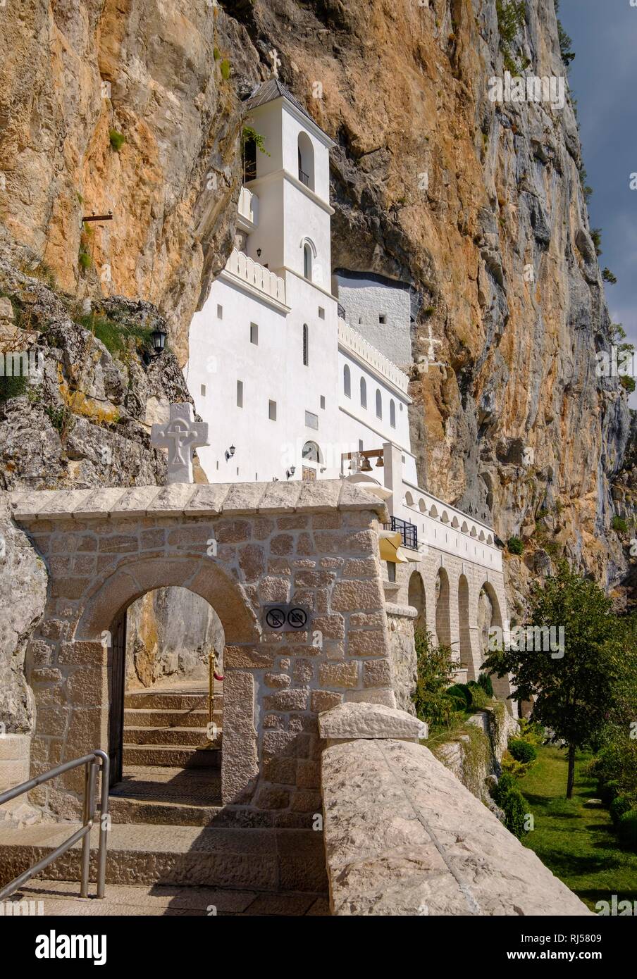 Serbian-Orthodox monastero Ostrog, chiesa nella roccia, provincia Danilovgrad, Montenegro Foto Stock