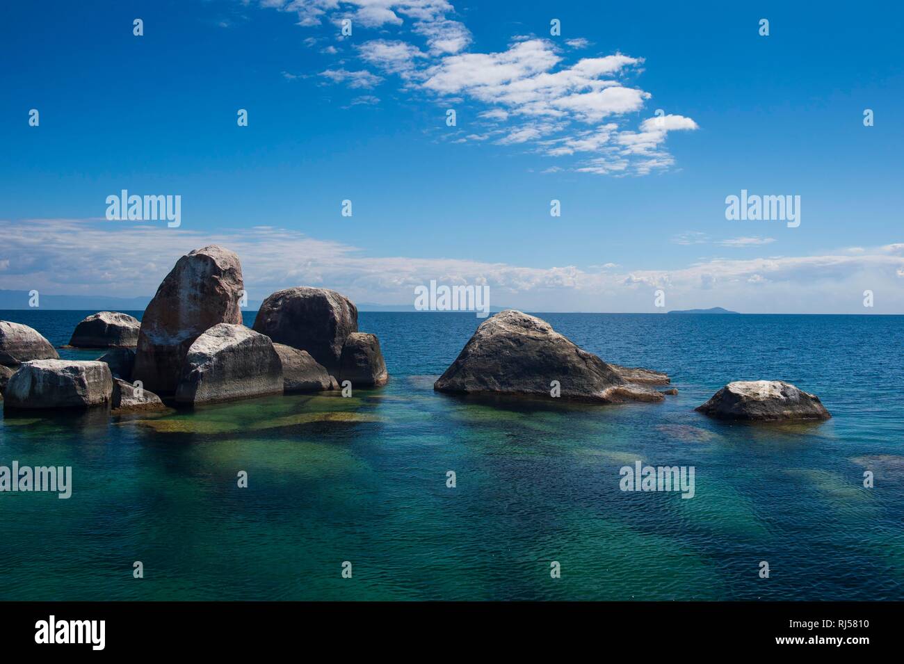 Turchese chiaro acqua e rocce di granito Mumbo Island, Cape Maclear, il Lago Malawi Malawi Foto Stock