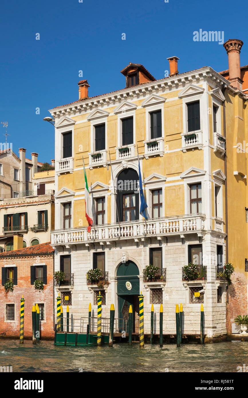Giallo rinascimentale stile architettonico della Guardia di Finanza ufficio Building e Grand Canal, San Polo, Venezia, Veneto, Italia Foto Stock