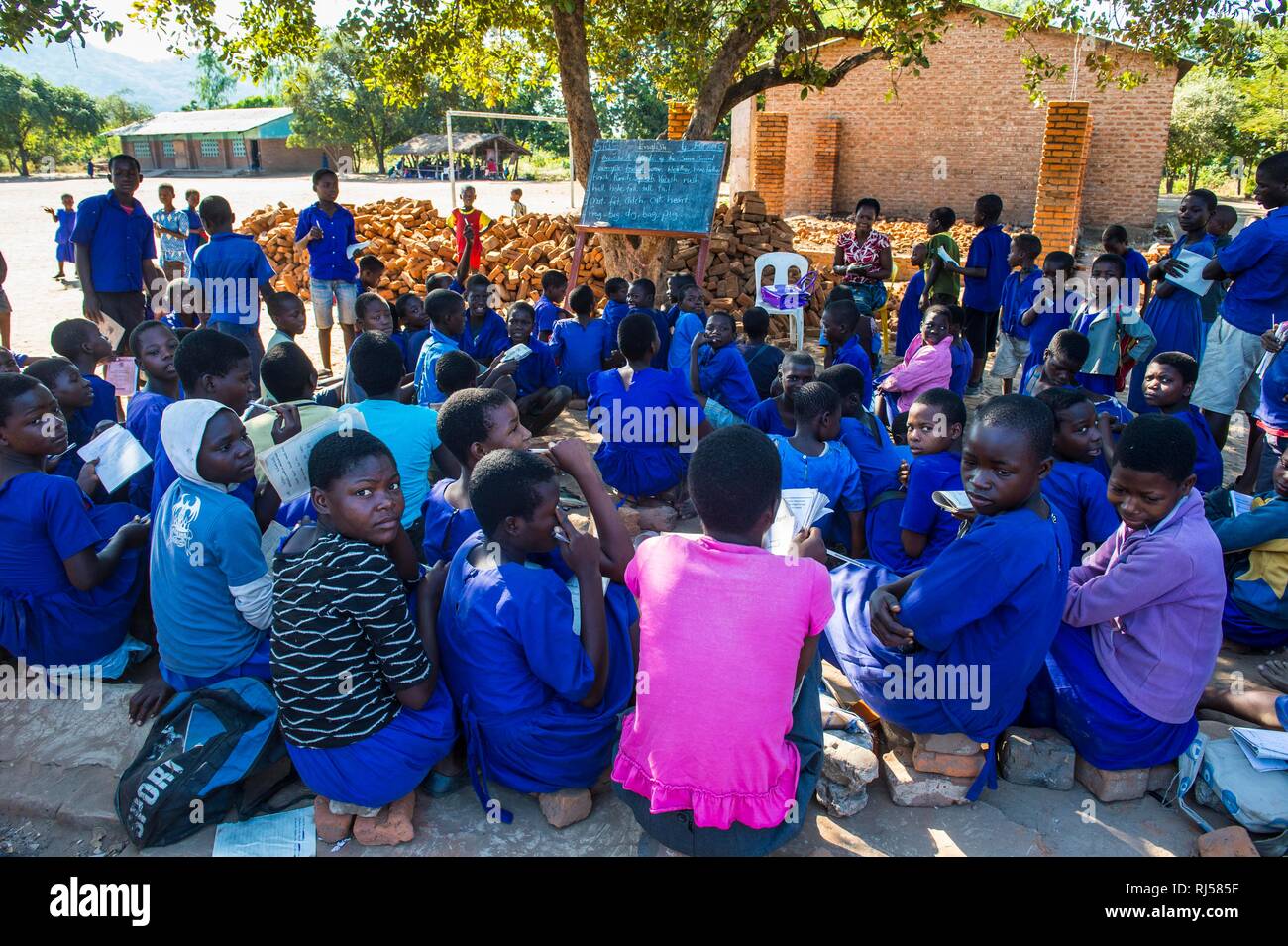 La scuola primaria al di fuori con molti bambini, gli alunni della classe uniforme, Liwonde National Park, Malawi Foto Stock