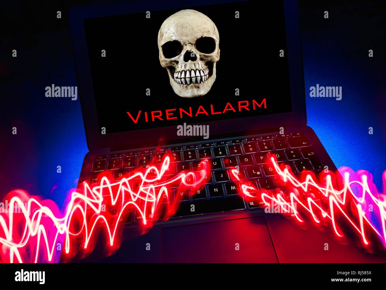 Computer portatile con Teschio e Ossa Croce sullo schermo, immagine simbolo di malware e virus alarm, la criminalità informatica, la protezione dei dati, Germania Foto Stock