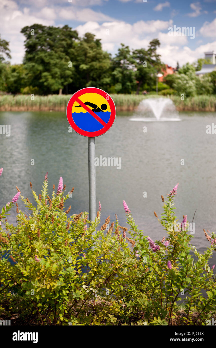 Nessun segno di nuoto stick in piante della costa, nuoto vietata in questo lago, Varsavia, Polonia, nessuno, Foto Stock