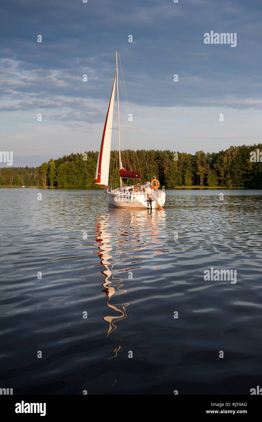 Uno bianco in barca a vela vista sul lago Nidzkie in Ruciane-Nida, la Masuria Lake District, Polonia, Europa, acqua sport travel, Foto Stock