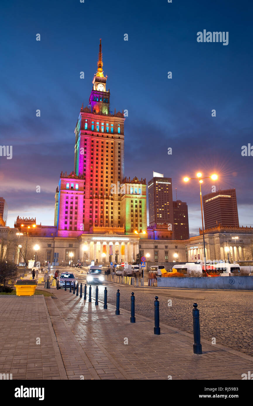 Arcobaleno di colori a Palazzo della Cultura e della scienza, Palac Kultury i Nauki, PKiN, nel centro di Varsavia, Polonia, DEC, 2013, Foto Stock