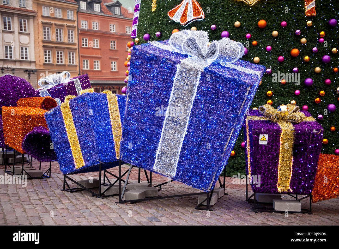 Albero di Natale e regali decorazioni in Varsavia, Città Vecchia, inverno stagionali attrazioni di Natale in Polonia, dicembre 2013, Foto Stock