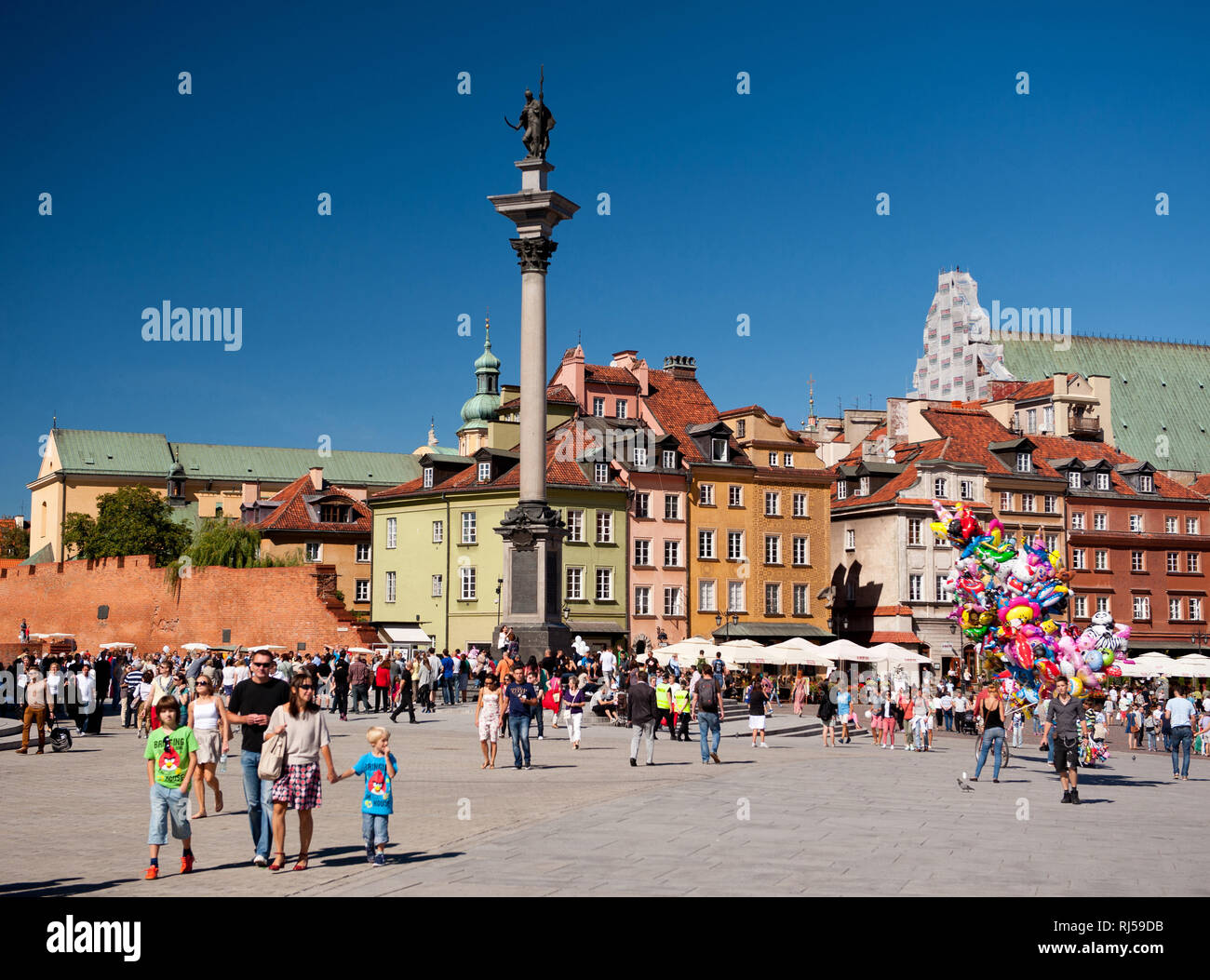 Zygmunt monumento e turisti a piedi a Royal Castle Square nella Città Vecchia di Varsavia, Polonia, Estate stagione del turismo, Foto Stock