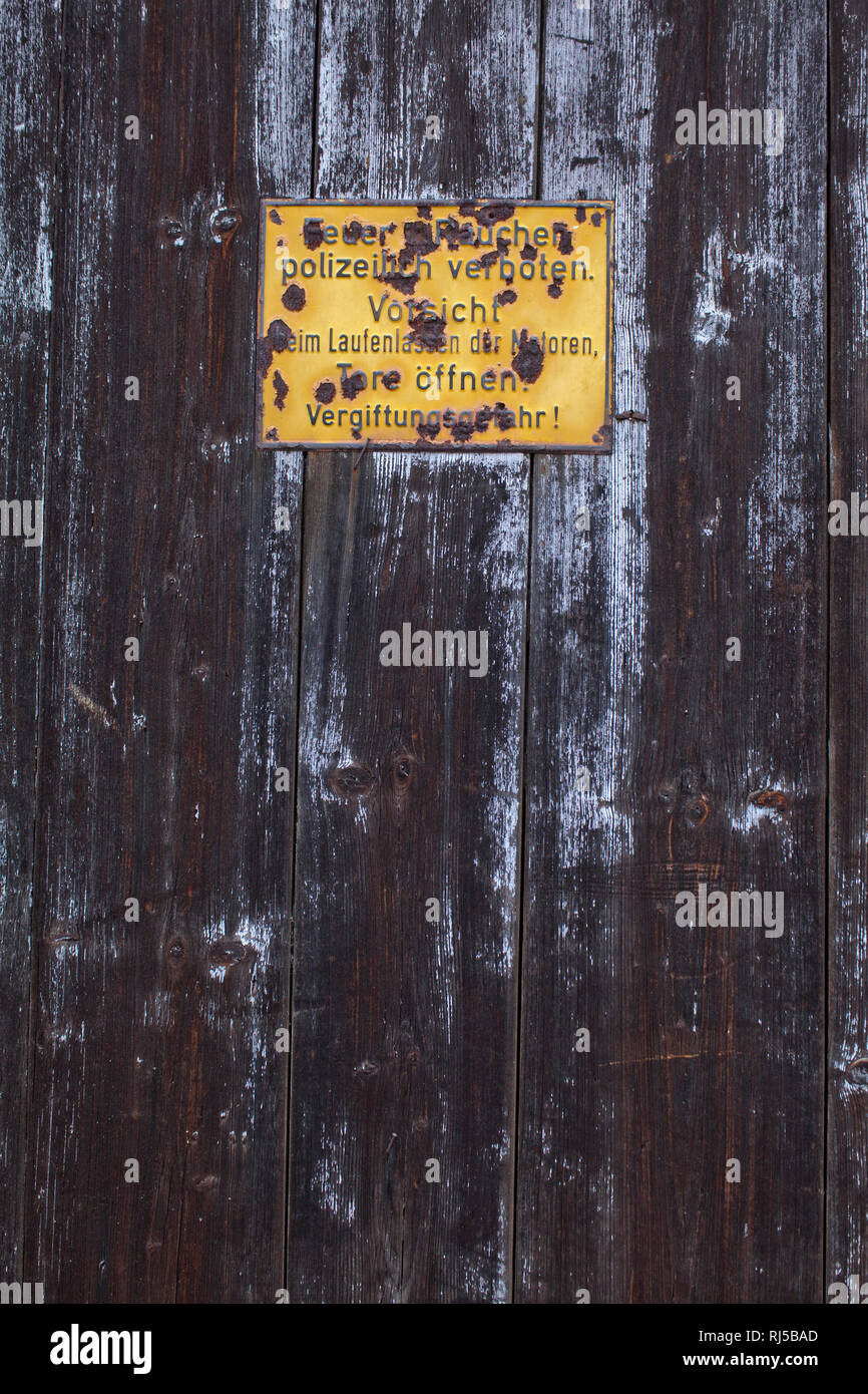 Holztüre mit verblichenem Schild Foto Stock