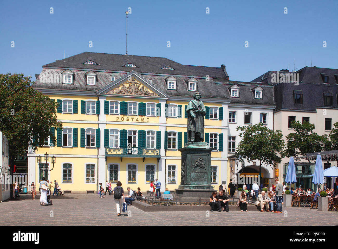 Ehemaliges Fürstenbergschisches Palais mit Beethoven-Denkmal, Alte Post, Bonn, Nordrhein-Westfalen, Deutschland, Europa Foto Stock