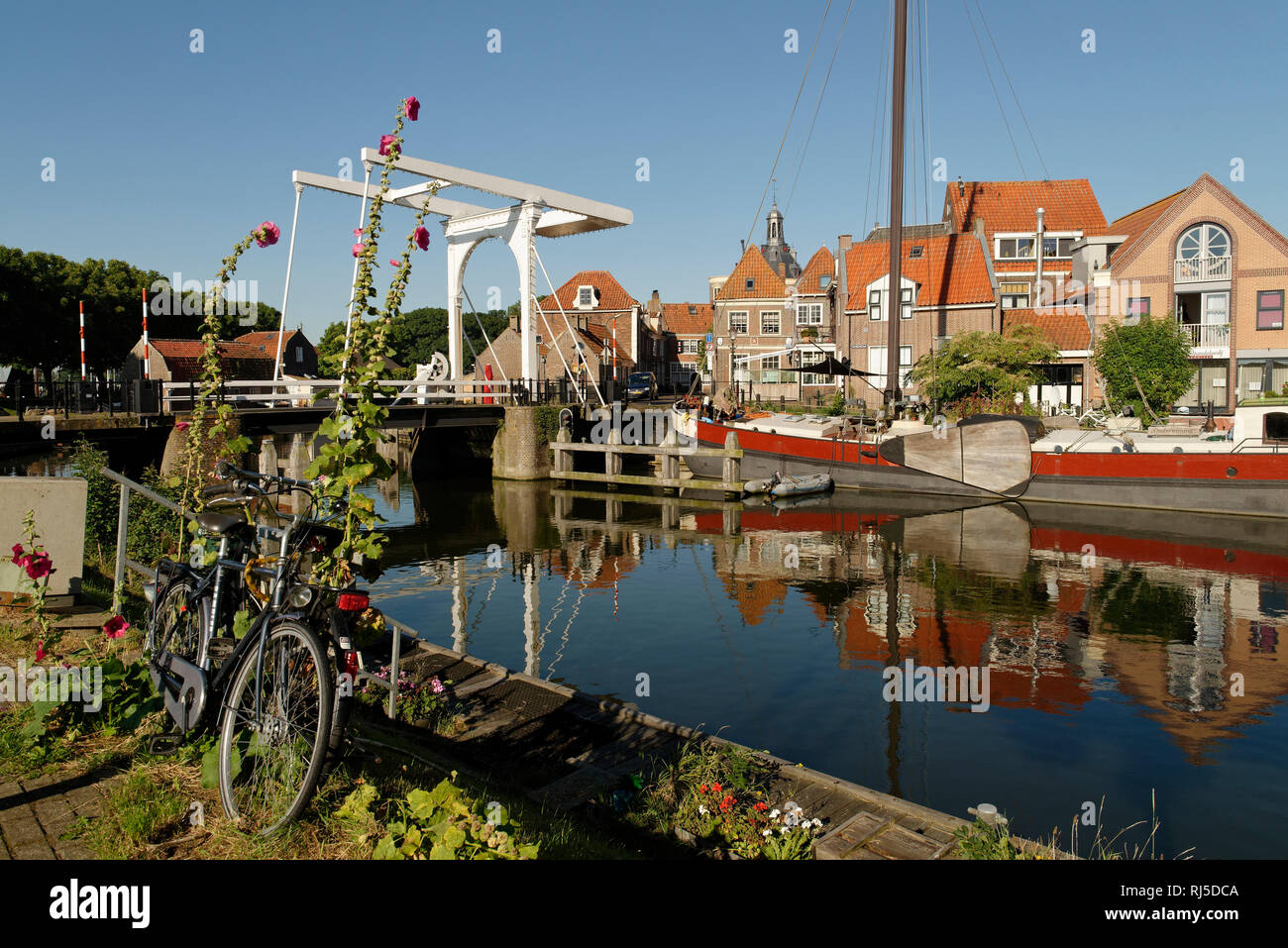 Kanal Spui Klappbrücke mit di Enkhuizen, Noord-Holland, Ijsselmeer, Niederlande Foto Stock