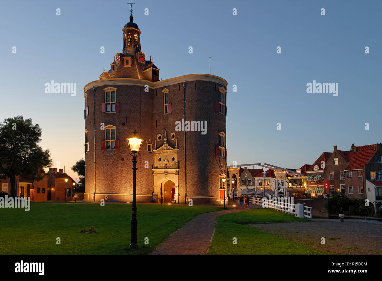 Verteidigungsturm Dromedaris am Hafen von Enkhuizen in der Dämmerung, Noord-Holland, Ijsselmeer, Niederlande Foto Stock