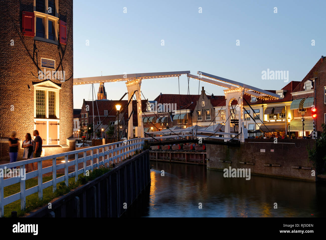 Blick auf den Turm Dromedaris, Klappbrücke und Alten Hafen am Dijk in der Dämmerung von Enkhuizen, Noord-Holland, Ijsselmeer, Niederlande, Foto Stock