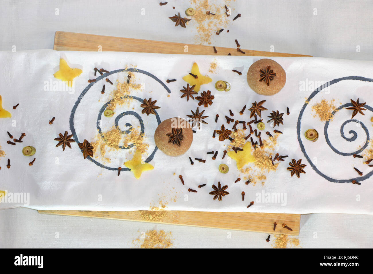 Ingwer in Schmetterlingsform mit Sternanis und Gewürznelken Foto Stock