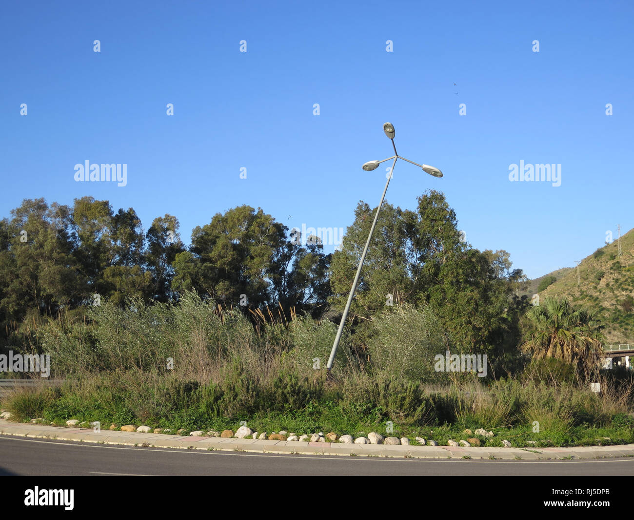 Lampada pendente post sulla rotonda quattro anni dopo le alluvioni il 28 settembre 2012 a Alora, Andalusia Foto Stock