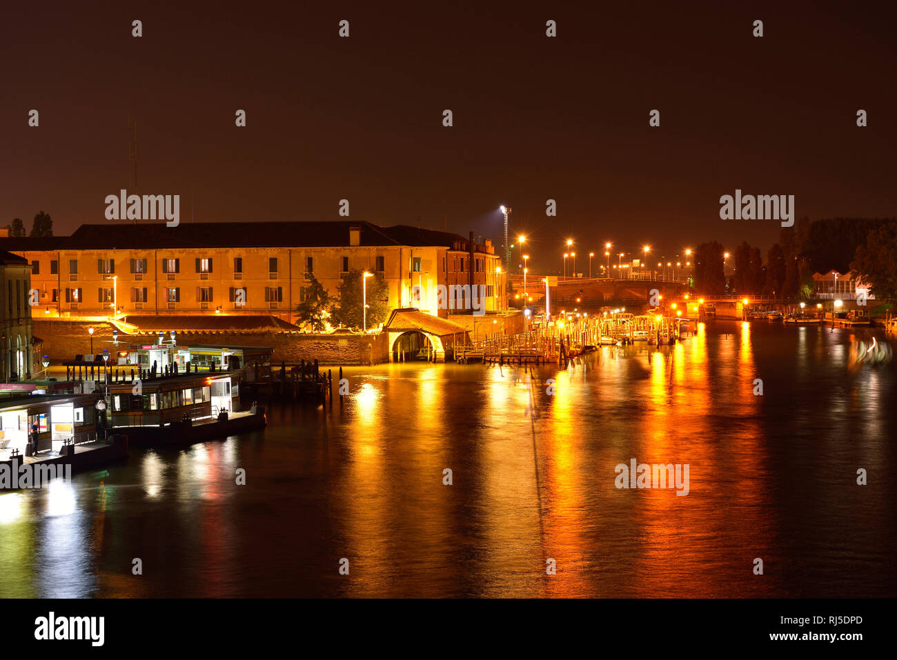 Blick auf den nächtlich erleuchteten Canal Grande mit der Haltestelle Piazzale Roma in Venedig Foto Stock