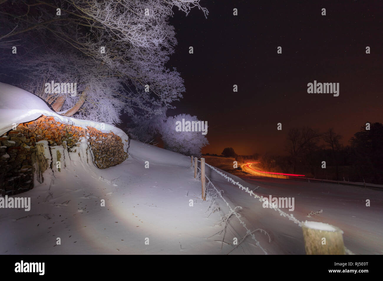 Winterlandschaft bei Nacht, Deutschland, Bayern, Algovia, Sternenhimmel, Lichtspuren Foto Stock