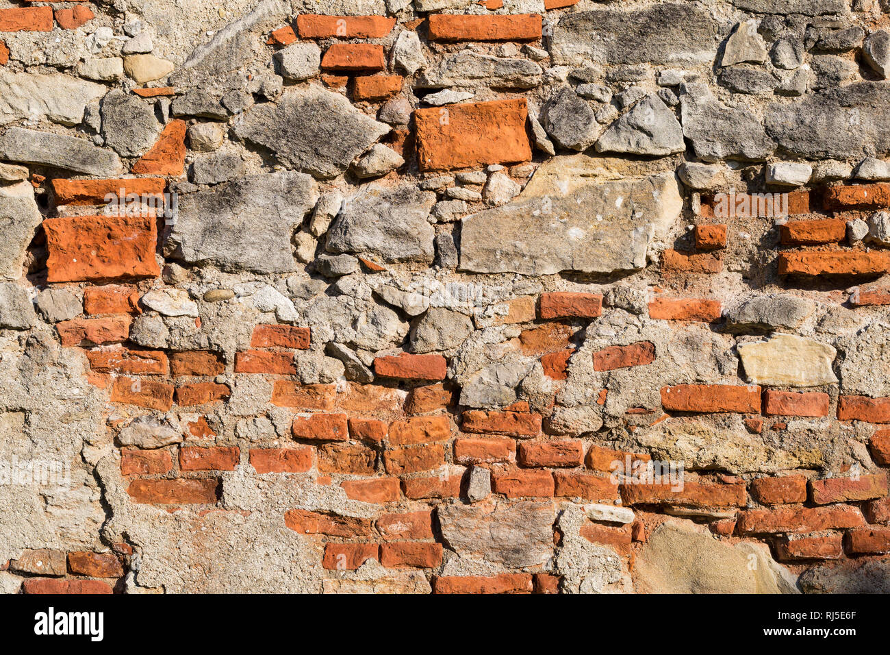 Alte Mauer mit Ziegeln und Steinen, aufgenommen in Vösendorf, Niederösterreich, Österreich, Foto Stock
