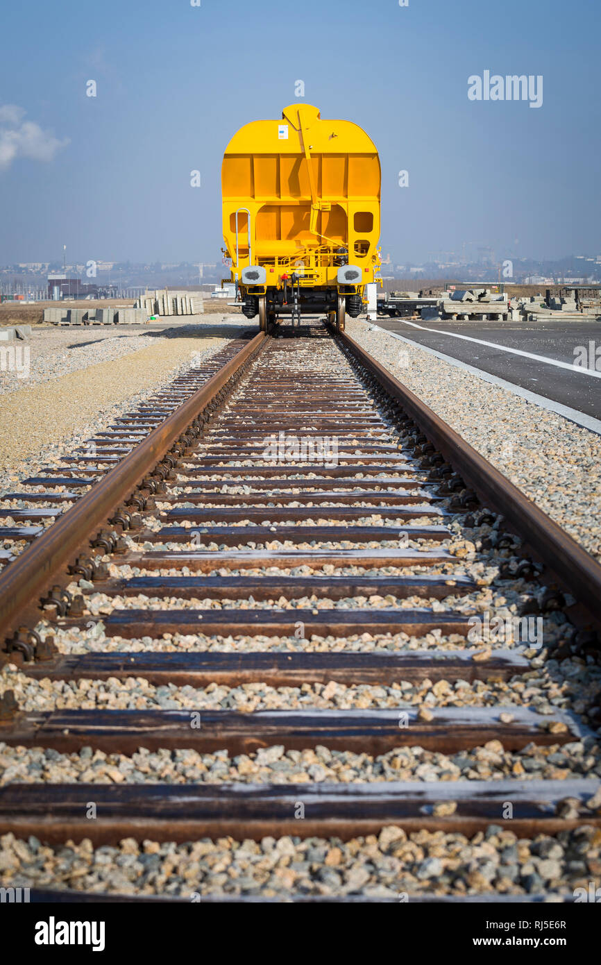 Orangener Güterwagon auf einem Abstellgleis Foto Stock