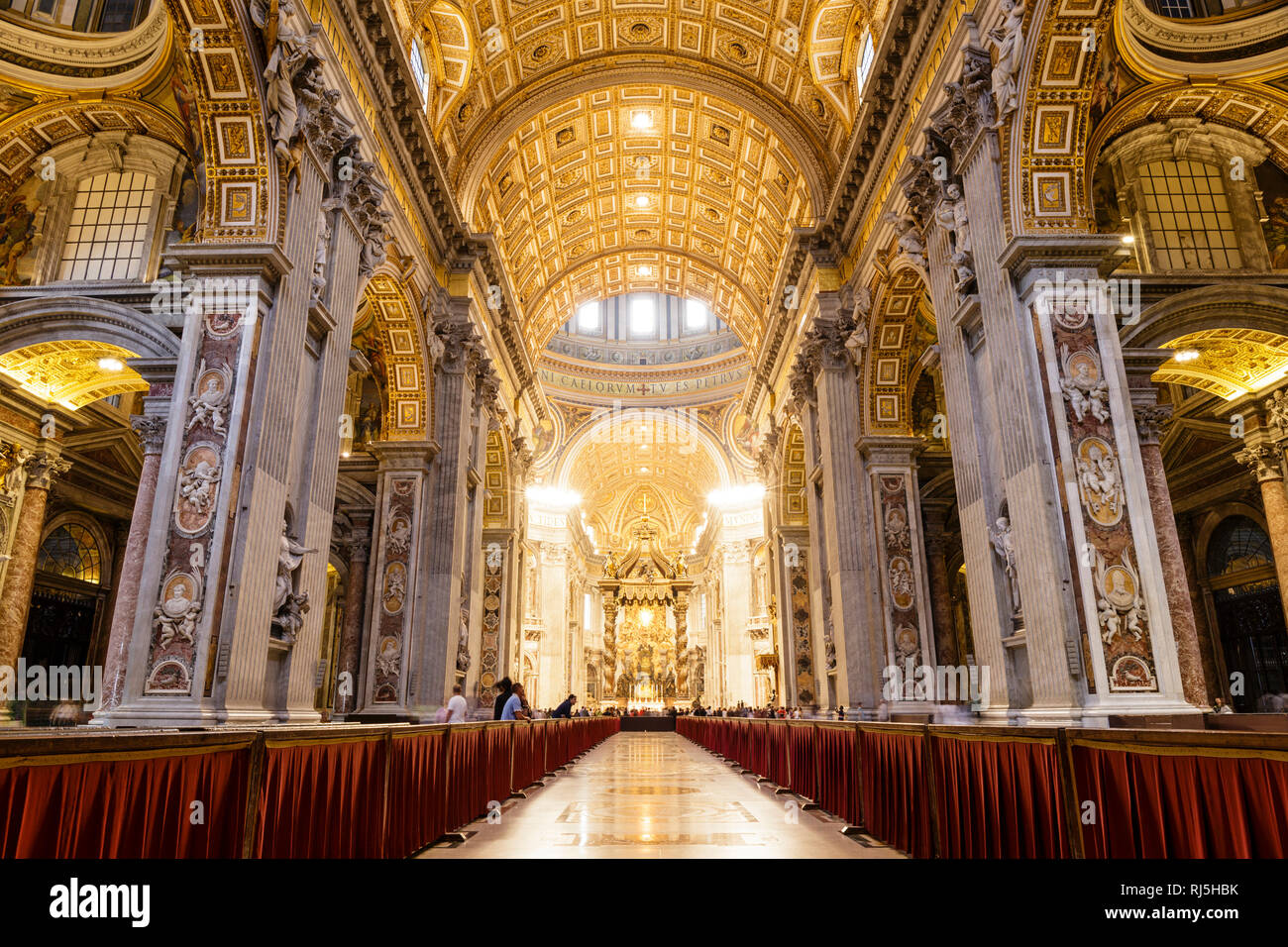 Europa, Italien, Lazio, Rom Vatikan, Im Hauptschiff des Petersdoms, mit Blick in die Seitenschiffe und die Vierung Foto Stock