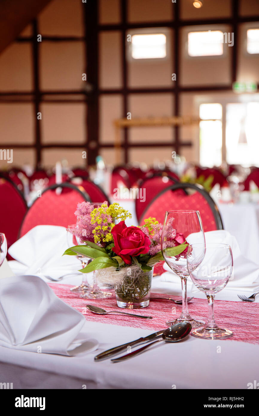 Feine Tischdekoration mit Rose Foto Stock