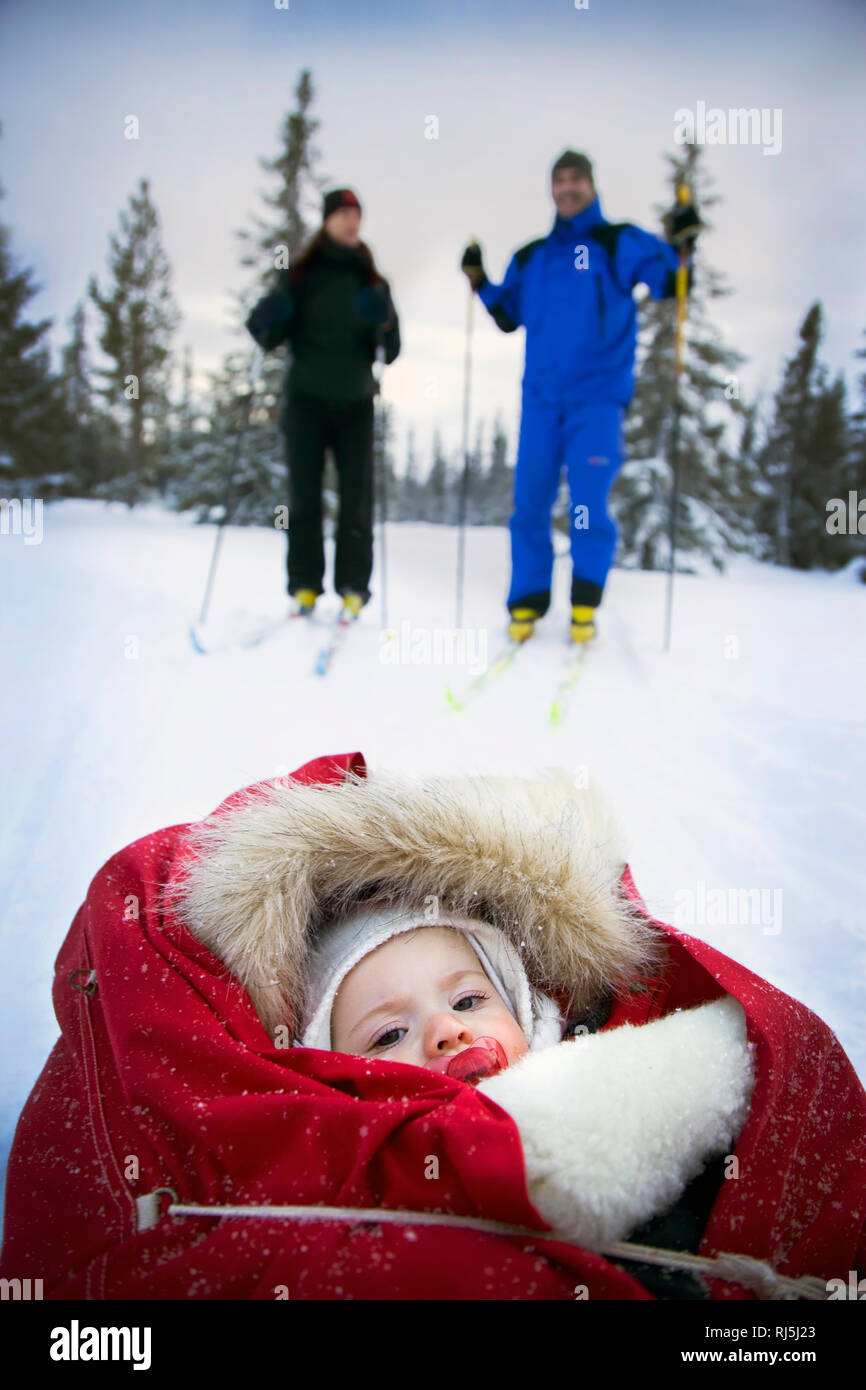Paio di sci con il bambino Foto Stock