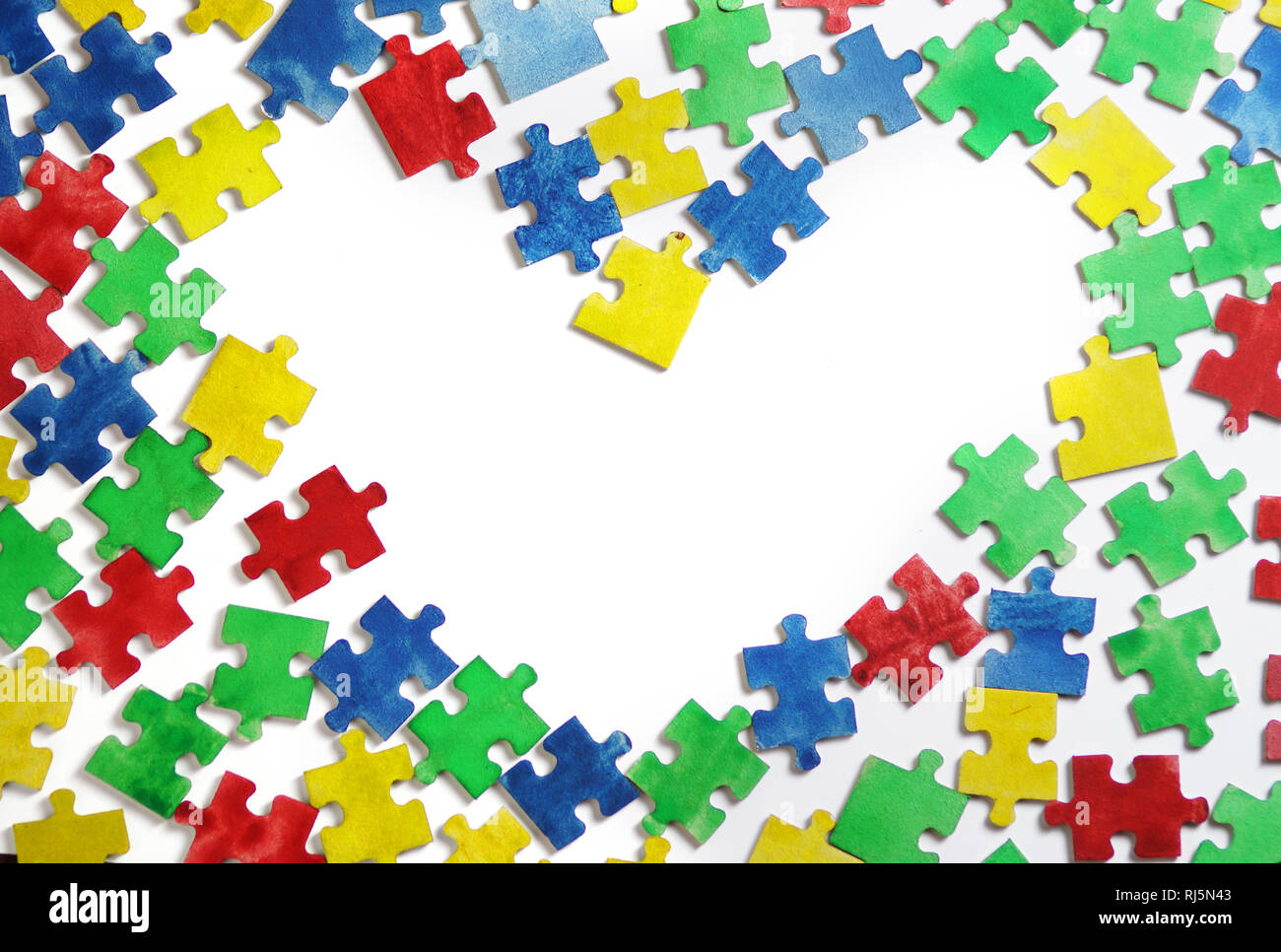 Colorato puzzle alfabeto e piastrelle con autismo word. Concetto di autismo Foto Stock