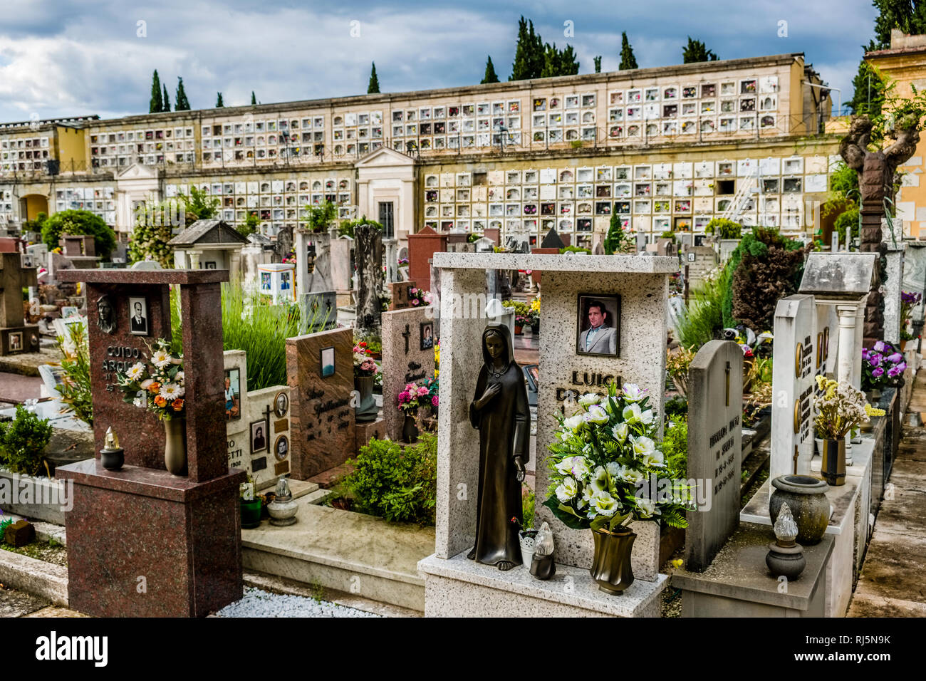 Le tombe e le tombe del cimitero principale, Cimitero urbano di Arezzo, situati al di fuori delle mura della città medievale Foto Stock