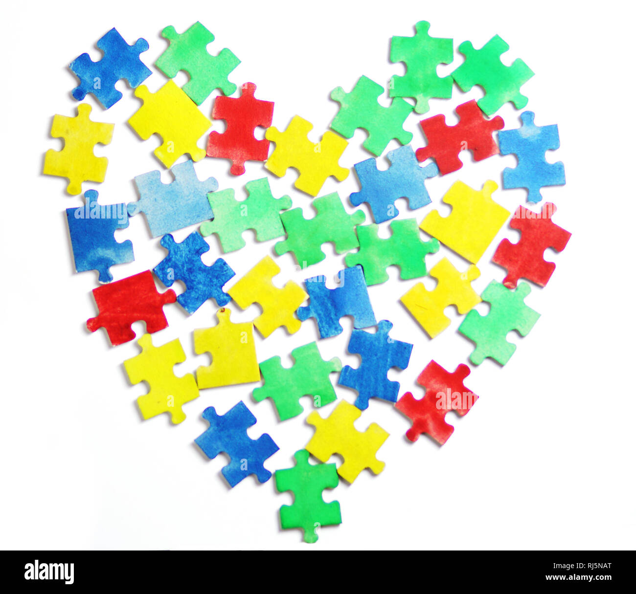 Colorato puzzle alfabeto e piastrelle con autismo word. Concetto di autismo Foto Stock