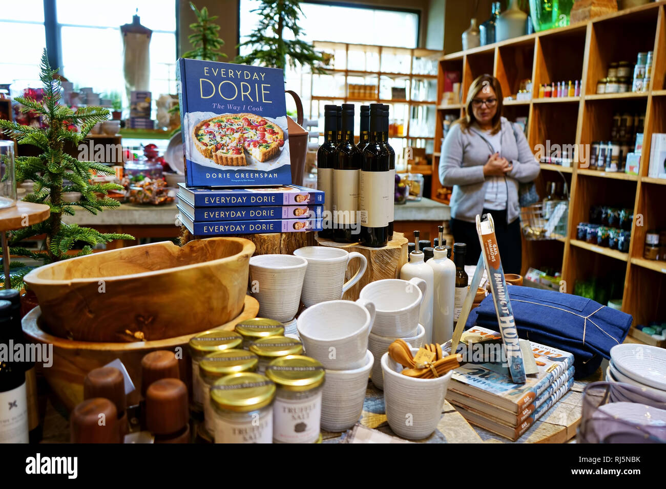 Westport, CT, Stati Uniti d'America. Nov 2018. Donne shopping presso un giardino di casa decor store per esclusivo comfort di uso domestico. Foto Stock