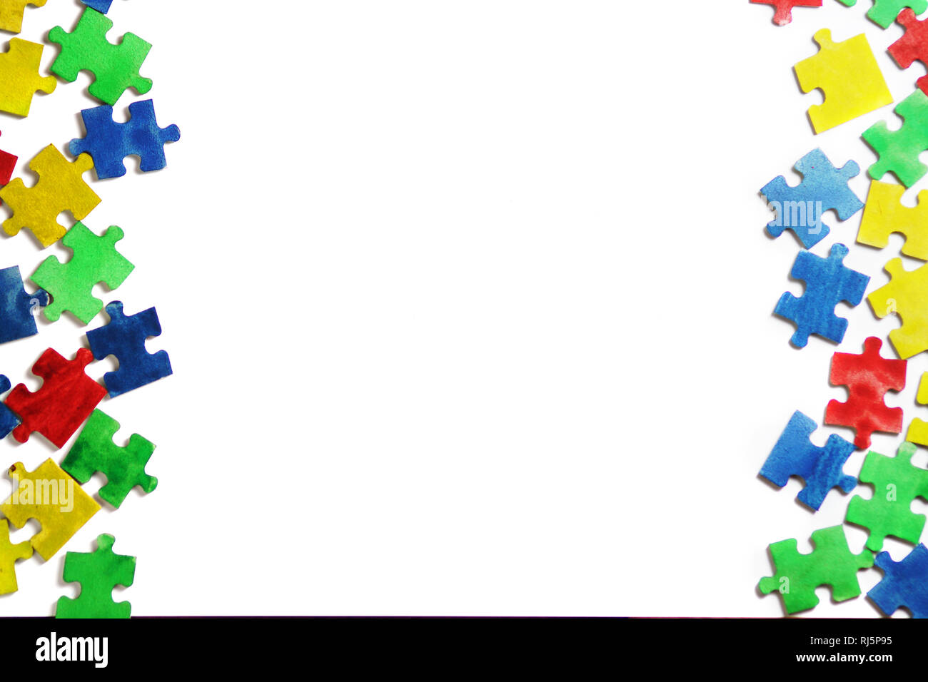 Colorato puzzle alfabeto e piastrelle con autismo word. Concetto di autismo Foto Stock