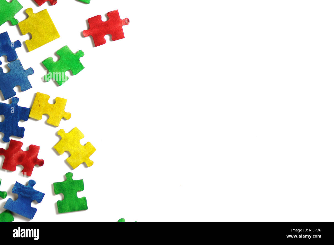 Colorato puzzle alfabeto e piastrelle con autismo word. Concetto di autismo Foto Stock