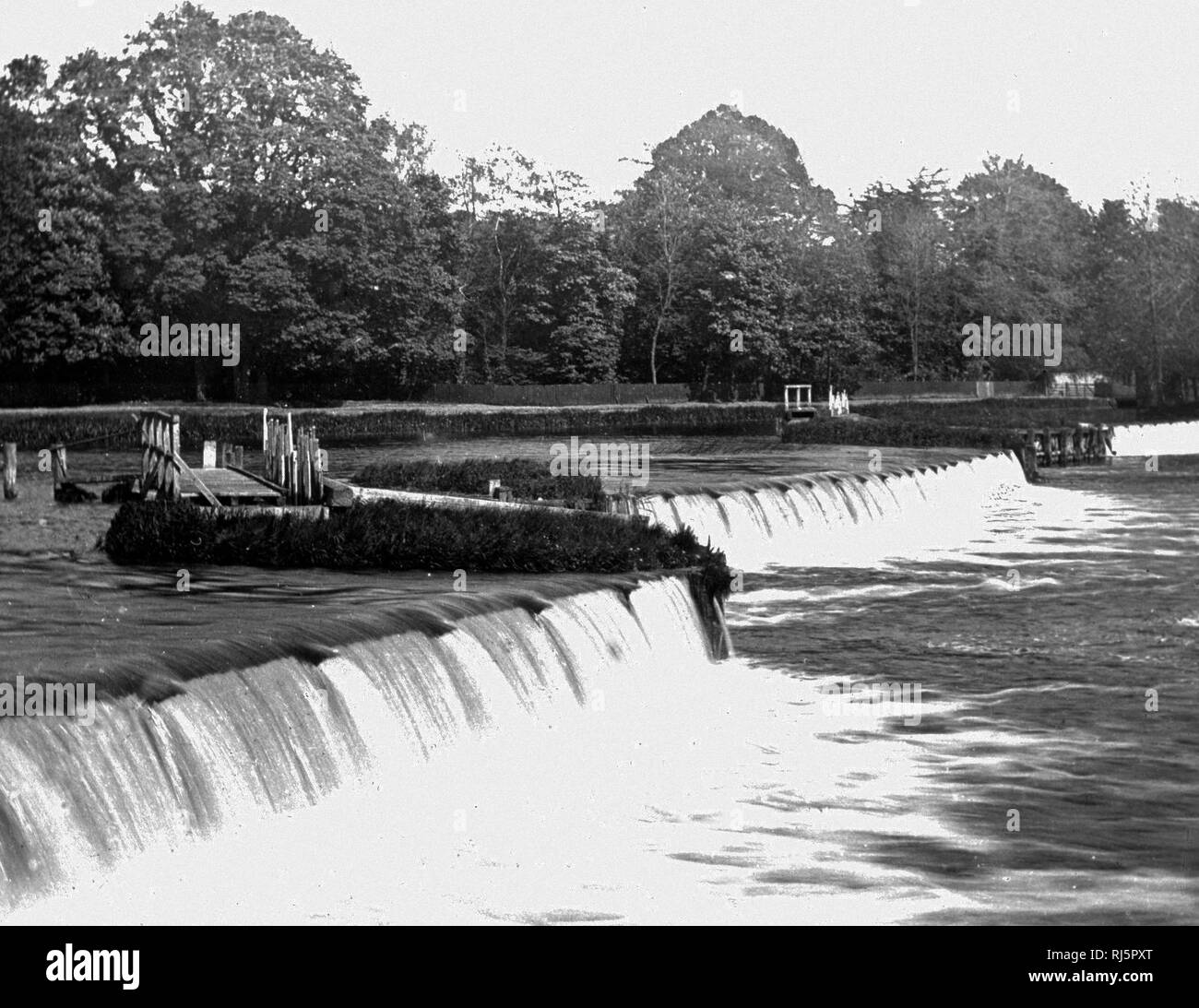 Mapledurham Weir, Thames di Fiume Foto Stock