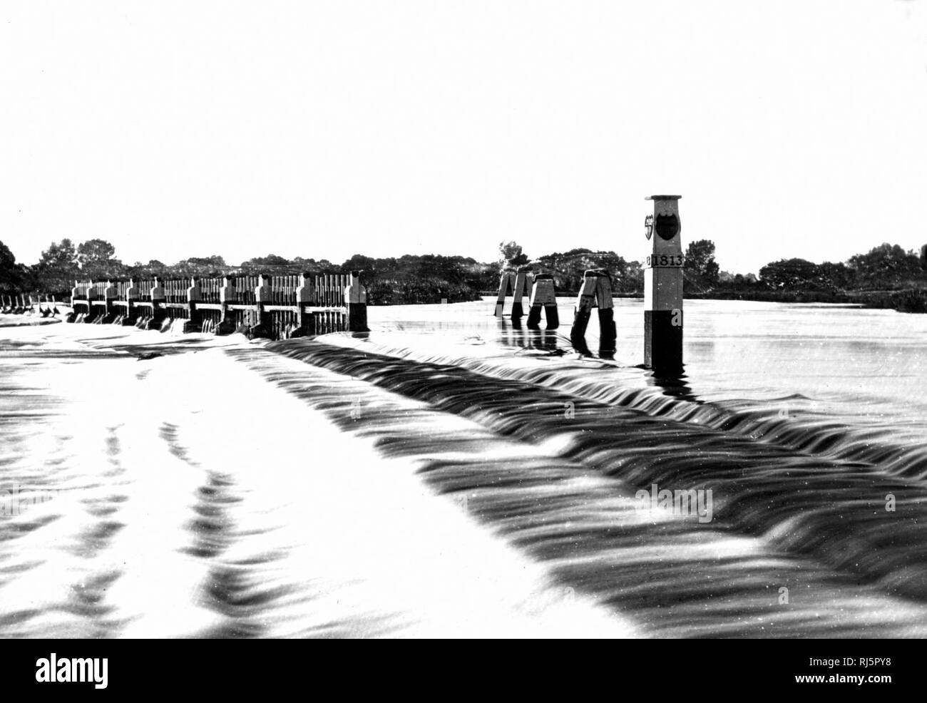 Chertsey Weir, Thames di Fiume Foto Stock