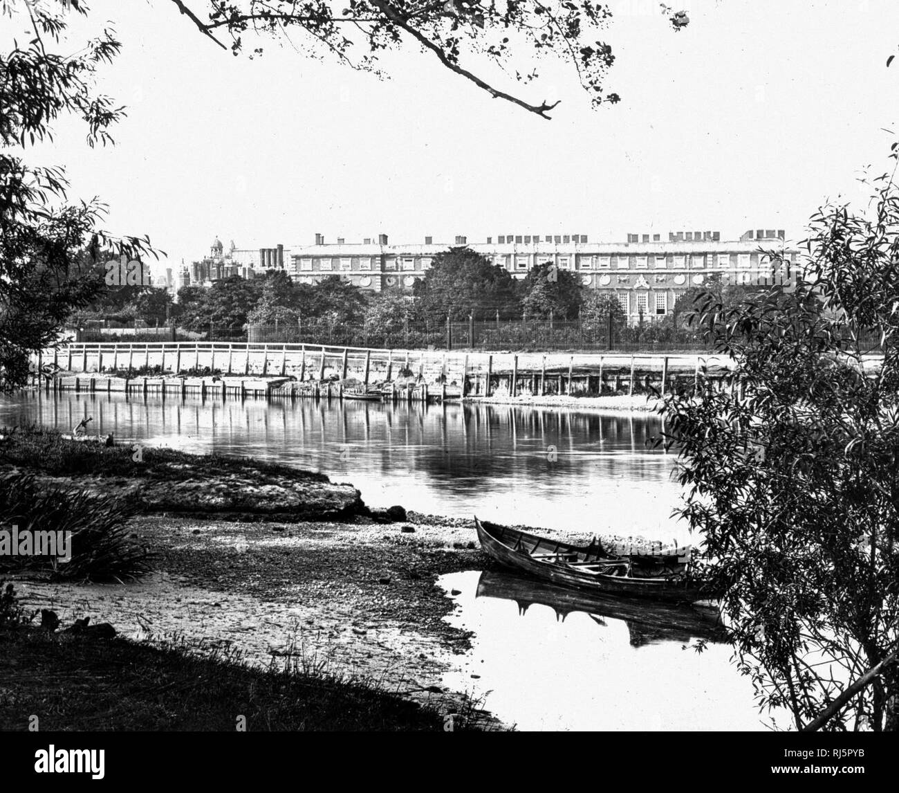 Il fiume Tamigi e il Palazzo di Hampton Court Foto Stock